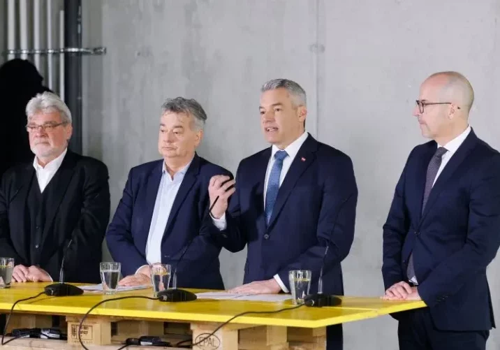 Präsentation des Baupakets der Bundesregierung durch Bundeskanzler Karl Nehammer und Vizekanzler Werner Kogler mit Vertretern gemeinnütziger Bauträger in Wien-Floridsdorf. Foto: Bka/Dragan Tatic