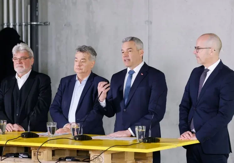Präsentation des Baupakets der Bundesregierung durch Bundeskanzler Karl Nehammer und Vizekanzler Werner Kogler mit Vertretern gemeinnütziger Bauträger in Wien-Floridsdorf. Foto: Bka/Dragan Tatic