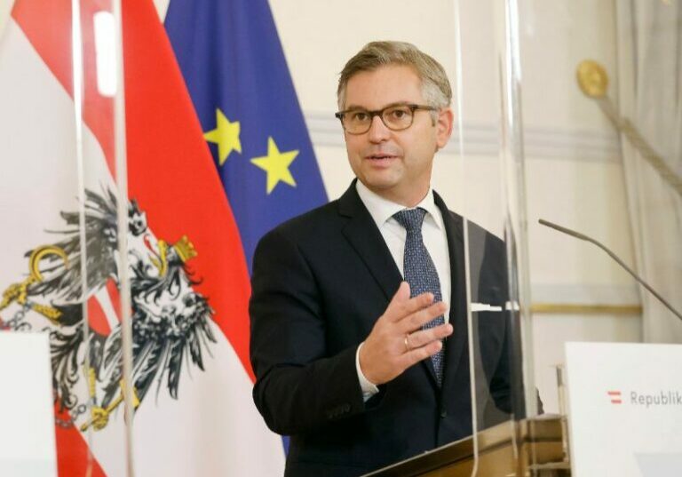 Finanzminister Magnus Brunner sieht die Wirtschaft gegen Lockdowns resilienter werden. Foto: BKA / Dragan Tatic