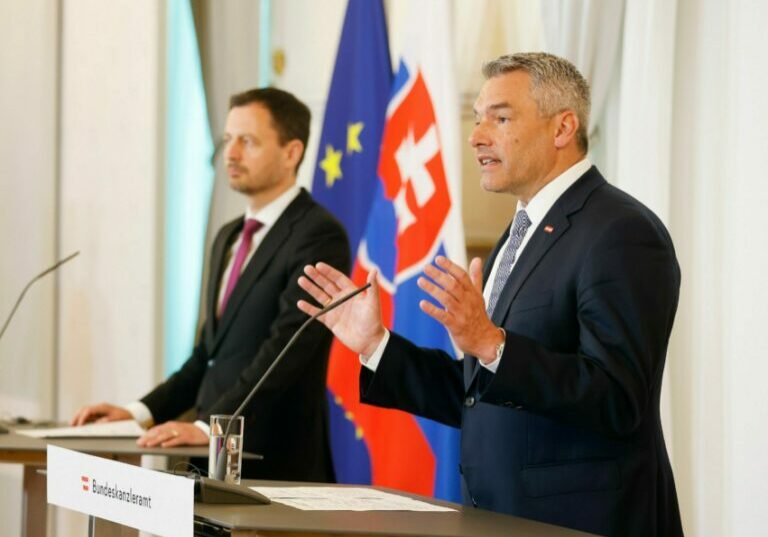 Die steigenden Energiepreise waren auch beim heutigen Treffen mit dem slowakischen Regierungschef Eduard Heger in Wien ein Thema. Kanzler Nehammer lässt das "Felbermayr Modell" prüfen und möchte eine "spürbare Entlastung". Foto: BKA / Dragan Tatic