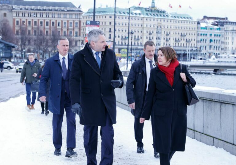 Am 30. März 2023 reiste Bundeskanzler Karl Nehammer (l.) zu einem Arbeitsbesuch nach Schweden. Im Bild in Stockholm im Gespräch mit der österreichischen Botschafterin Doris Danler (r.). Foto: Bka/Dragan Tatic