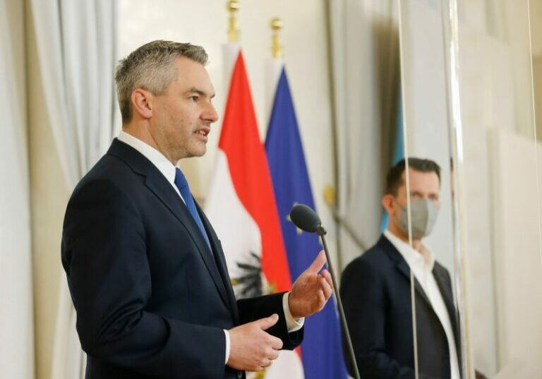 Der Lockdown für Ungeimpfte endet: Bundeskanzler Karl Nehammer und Gesundheitsminister Wolfgang Mückstein. Foto: BKA / Dragan Tatic