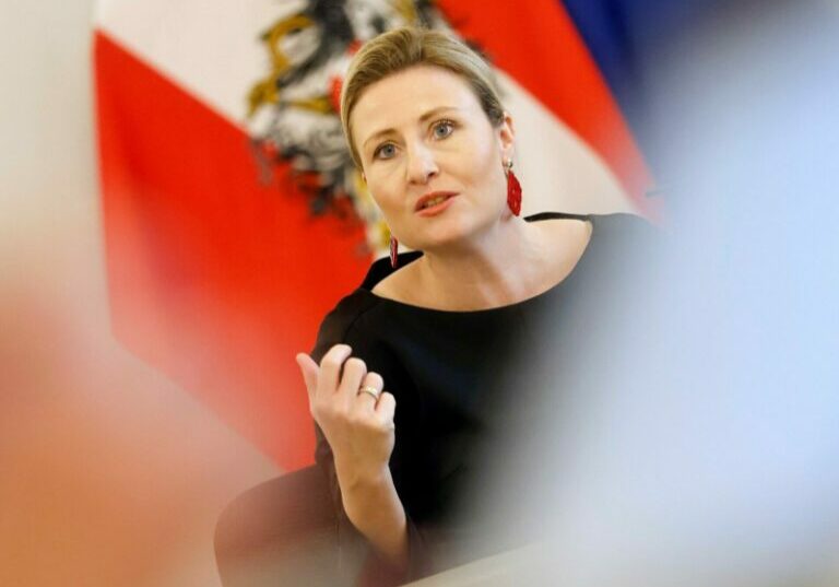 Zur-Sache hat Familien- und Integrationsministerin Susanne Raab getroffen, um mit ihr über die österreichischen Integrationsmaßnahmen, Gewalt an Frauen und der Vereinbarkeit von Familie und Beruf zu sprechen. Foto: BKA / Tatic