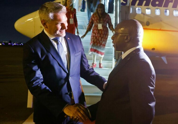 Bundeskanzler Karl Nehammer wurde zum Auftakt seiner Afrika-Reise von Angolas Außenminister Téte António empfangen. Foto: BKA/Dragan Tatic