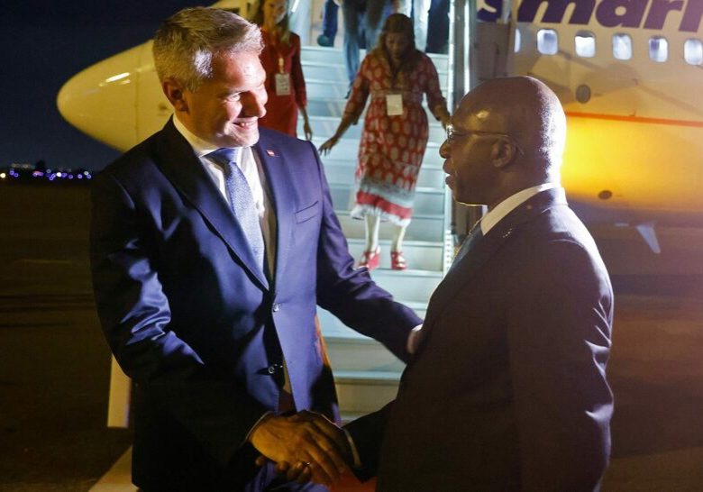 Bundeskanzler Karl Nehammer wurde zum Auftakt seiner Afrika-Reise von Angolas Außenminister Téte António empfangen. Foto: BKA/Dragan Tatic