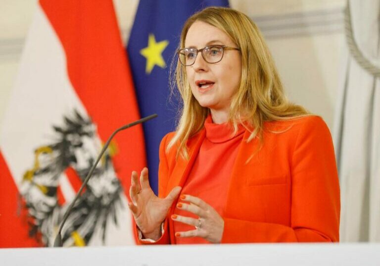 Nach fast fünf Jahren Ressortführung legt Wirtschafts- und Digitalisierungsministerin Margarete Schramböck ihr Amt zurück. Foto: BKA / Dragan Tatic