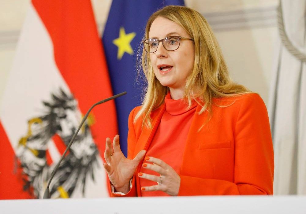 Nach fast fünf Jahren Ressortführung legt Wirtschafts- und Digitalisierungsministerin Margarete Schramböck ihr Amt zurück. Foto: BKA / Dragan Tatic