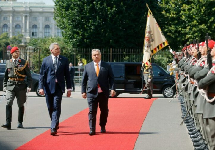 Nach vier Jahren war Viktor Orban wieder zu Gast in Wien. Kanzler Nehammer betonte die enge Freund- und Partnerschaft, brachte aber auch Differenzen zur Sprache. Foto: BKA / Dragan Tatic