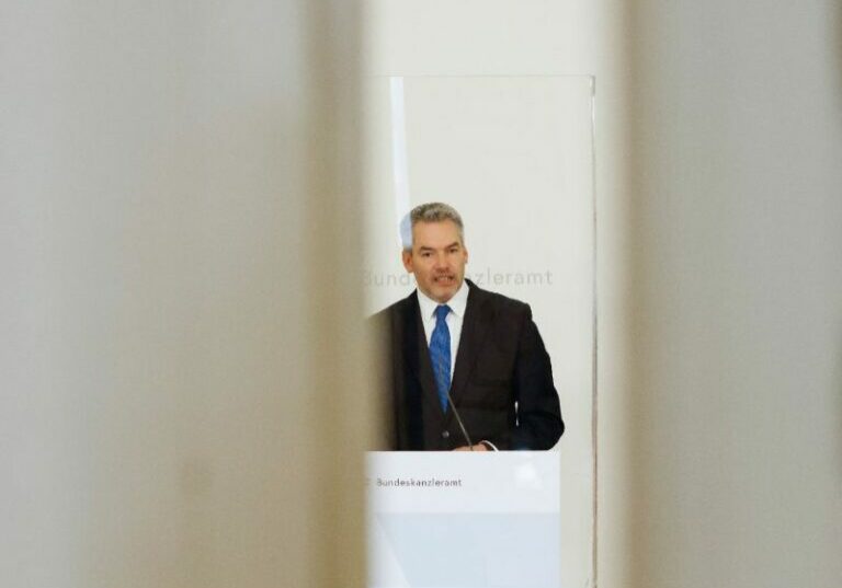 Bundeskanzler Karl Nehammer lädt aufgrund der steigenden Energiepreise erneut zu einem Gipfel ins Bundeskanzleramt. Foto: BKA / Dragan Tatic
