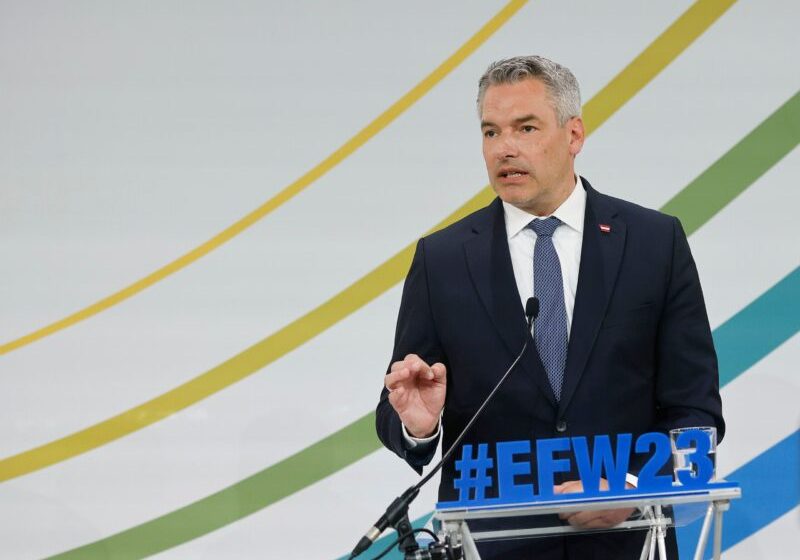 Das Krisenkabinett tagte unter Vorsitz von Bundeskanzler Karl Nehammer am Sonntag in Wien. Bereits am Samstag hatte Nehammer beim Europaforum Wachau (Bild) vor einer Instabilität der Großmacht Russland gewarnt: Diese verfüge über ein enormens Potenzial an atomaren, biologischen und chemischen Waffen. Foto: Bka/Tadic
