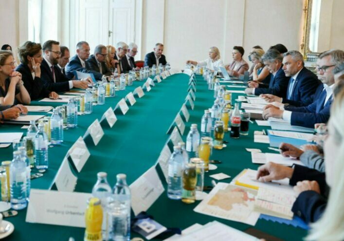 Beim Energie-Gipfel mit der Opposition und den Sozialpartnern konnte Kanzler Nehammer positive Nachrichten über den Fortschritt der Gasspeicherung verkünden. Foto: BKA / Dragan Tatic