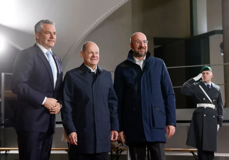 Zu Beratungen über die zukünftigen Aufgaben der EU in Berlin. Bundeskanzler Karl Nehammer mit Olaf Scholz und Charles Michel. Foto: BKA/Dragan Tatic