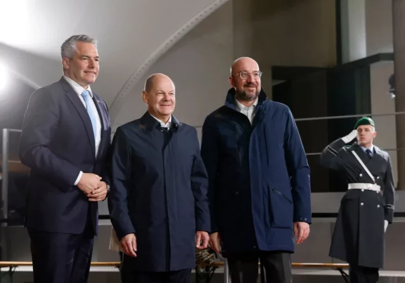 Zu Beratungen über die zukünftigen Aufgaben der EU in Berlin. Bundeskanzler Karl Nehammer mit Olaf Scholz und Charles Michel. Foto: BKA/Dragan Tatic