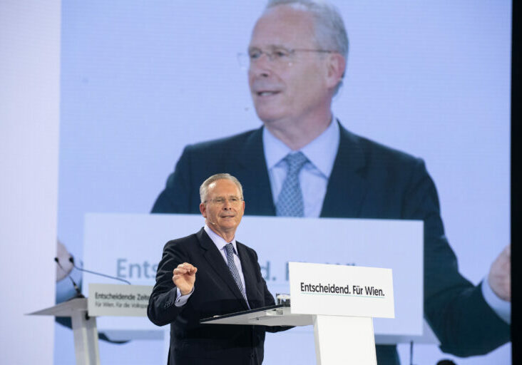 Eine neue Sicherheitsstrategie und ein konkretes 10-Punkte-Programm für Wien präsentierte ÖVP-Landesparteichef Karl Mahrer (im Bild beim Landesparteitag 2022). Foto: ÖVP Wien / Garima Sesnik