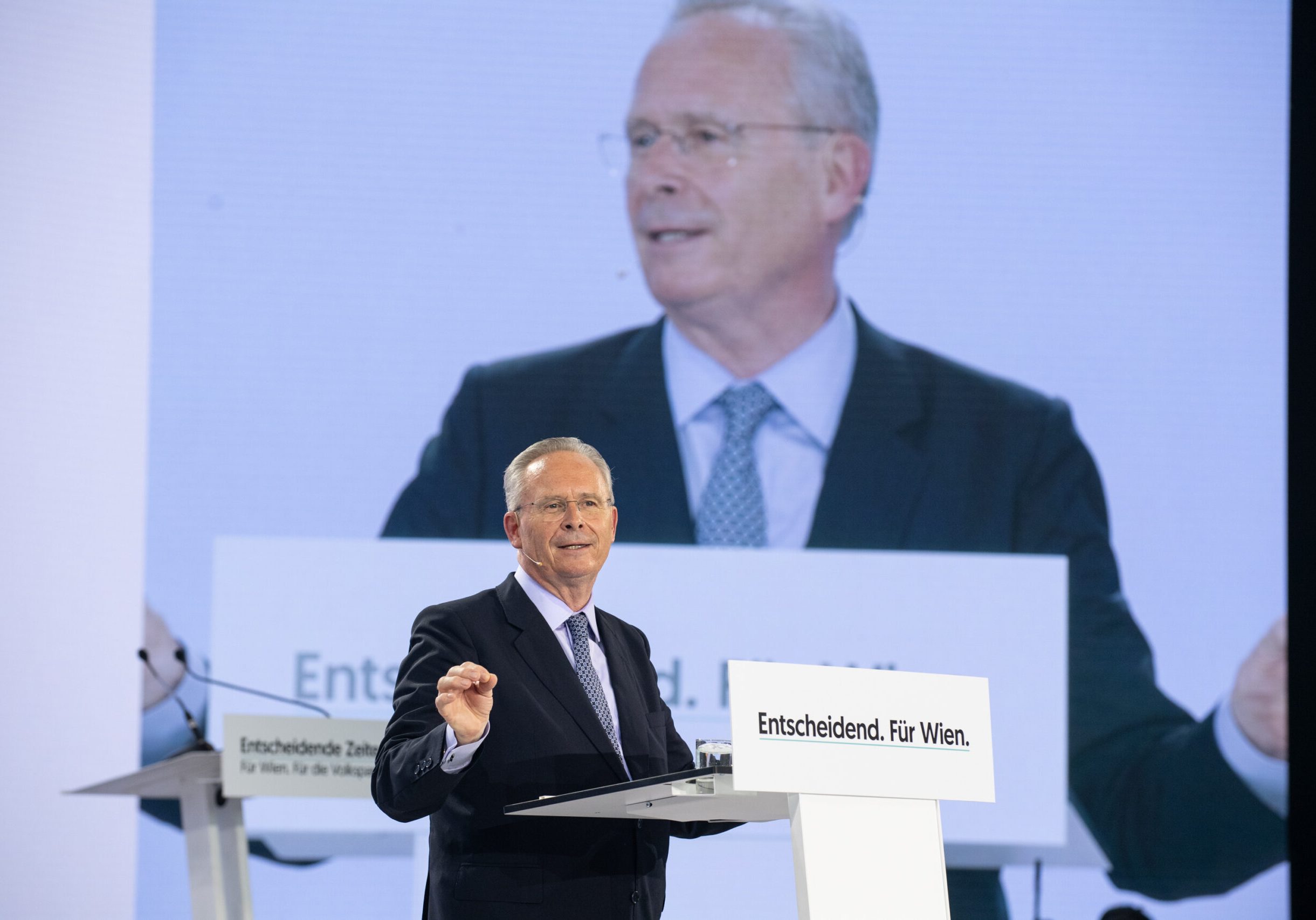 Eine neue Sicherheitsstrategie und ein konkretes 10-Punkte-Programm für Wien präsentierte ÖVP-Landesparteichef Karl Mahrer (im Bild beim Landesparteitag 2022). Foto: ÖVP Wien / Garima Sesnik
