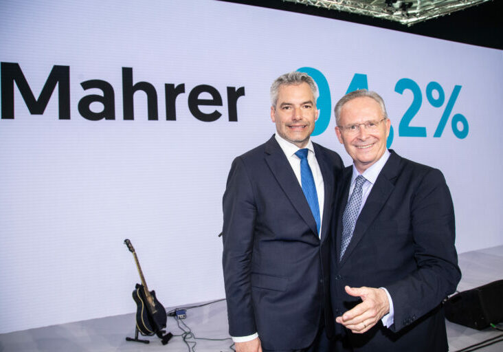 Bundeskanzler Karl Nehammer und Stadtrat Karl Mahrer am 37. Landesparteitag der ÖVP Wien. Karl Mahrer wurde mit 94,2% zum neuen Landesparteiobmann der Wiener Volkspartei gewählt. Foto: ÖVP Wien/ Garima Smesnik