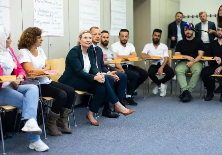 Verschafft sich immer selbst einen Eindruck: Integrationsministerin Susanne Raab beim Integrationsfons. Eine neue Werteklausel sieht vor, dass bei Verstößen - etwa Rassismus oder Antisemitismus - Förderungen für Projekte zurückverlangt werden können, gab Raab am Sonntag bekannt. Foto: Christopher Dunker