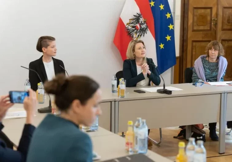 Familienleistungen werden angepasst, 2024 bringt ein Rekordbudget für Familien, sagt Familienministerin Susanne Raab. Foto: Regina Aigner