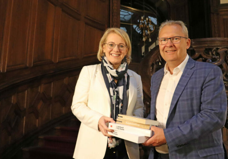 Gemeinsam möchten die Präsidentin der Politischen Akademie, Bettina Rausch, und der Vorsitzende des neuen Wissenschaftlichen Beirats, Klaus Poier, gegen die Wissenschaftsskepsis anzukämpfen. Foto: Politische Akademie / Georg Mantler