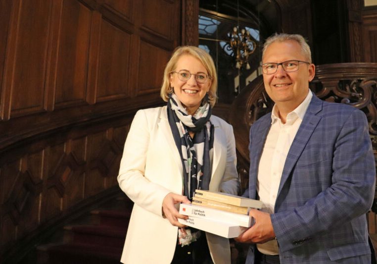 Gemeinsam möchten die Präsidentin der Politischen Akademie, Bettina Rausch, und der Vorsitzende des neuen Wissenschaftlichen Beirats, Klaus Poier, gegen die Wissenschaftsskepsis anzukämpfen. Foto: Politische Akademie / Georg Mantler