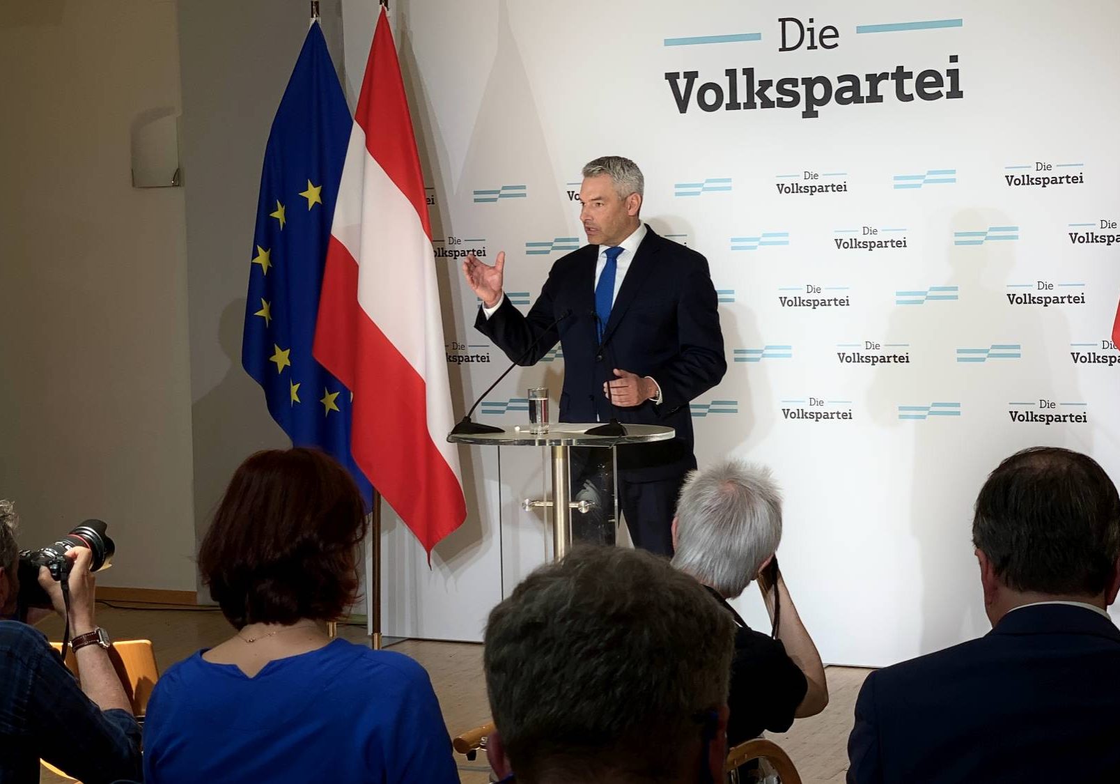 Bundeskanzler Karl Nehammer präsentierte an der Politischen Akademie sein neues Regierungsteam. Foto: Zur-Sache.at / Michael Tögel