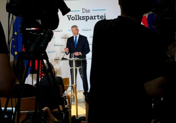Bundeskanzler Karl Nehammer präsentierte an der Politischen Akademie sein neues Regierungsteam. Foto: Zur-Sache.at / Michael Tögel