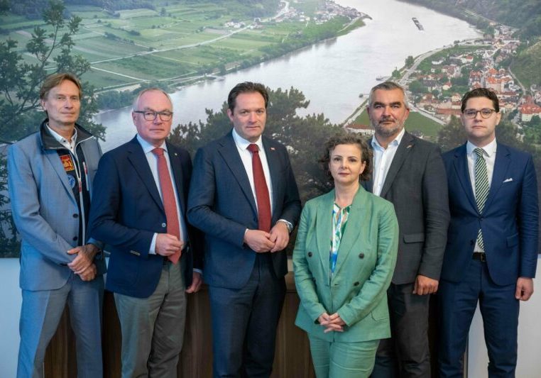 Norbert Totschnig gibt weitere Hochwasser Hilfsmittel frei. Foto: BML/Hemerka