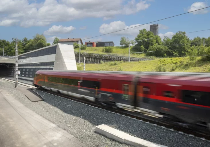 Der Koralmtunnel ist eine typische Hochleistungsstrecke der Eisenbahn. Die Bürokratie für deren Bau und Erweiterung wird nun vereinfacht, indem die Prüfung der Umweltverträglichkeit von zwei auf ein Verfahren zusammengelegt wird. Foto: ÖBB / Harald Eisenberger
