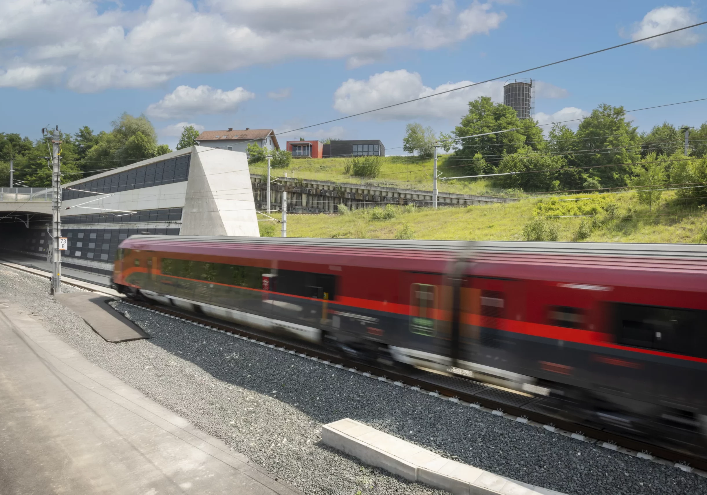 Der Koralmtunnel ist eine typische Hochleistungsstrecke der Eisenbahn. Die Bürokratie für deren Bau und Erweiterung wird nun vereinfacht, indem die Prüfung der Umweltverträglichkeit von zwei auf ein Verfahren zusammengelegt wird. Foto: ÖBB / Harald Eisenberger