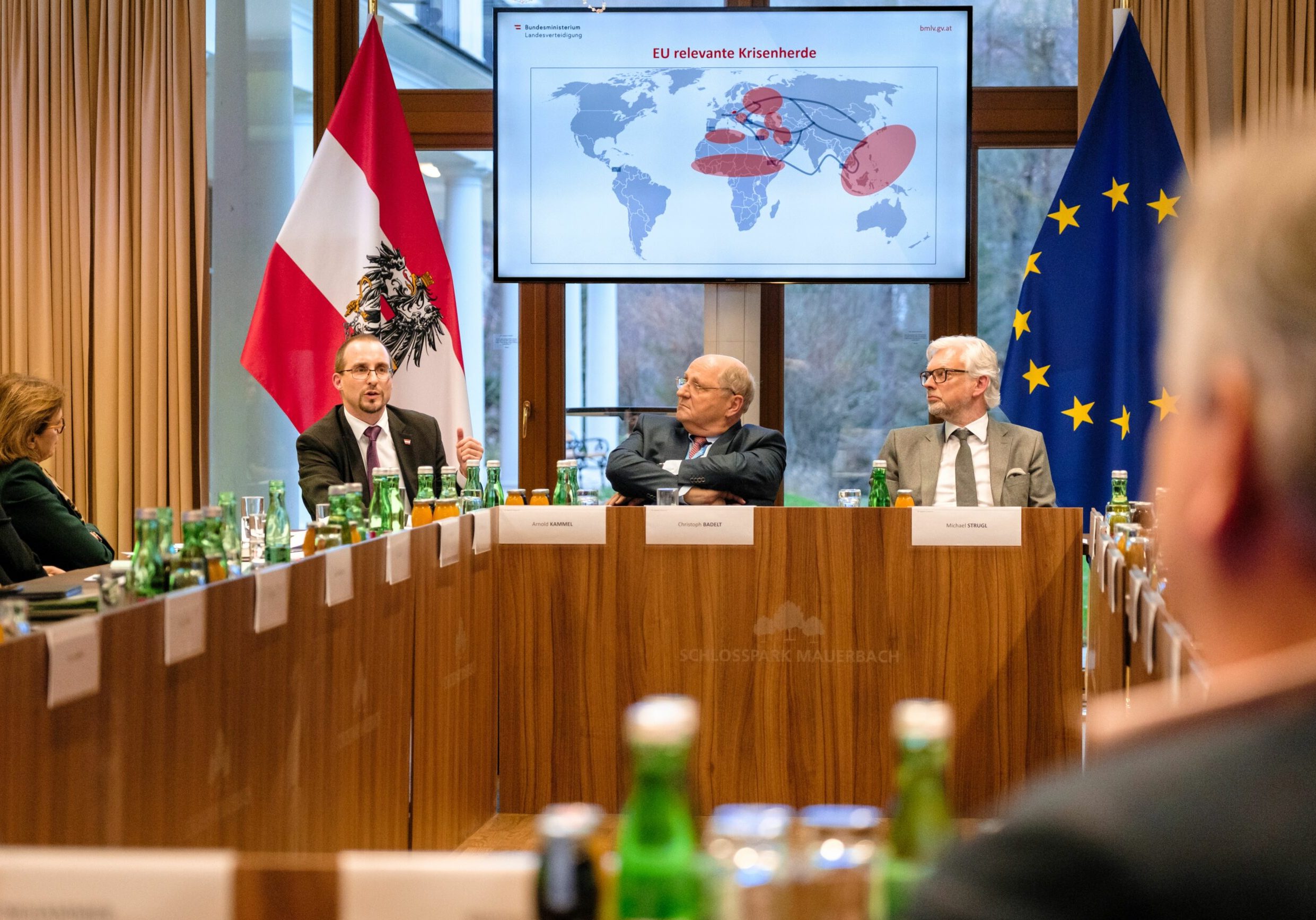 Die Krisenherde dieser Welt wirken nach Österreich: Arnold Kammel, Generalsekretär im Verteidigungsministerium, bei der Regierungsklausur in Mauerbach. Foto: BMKÖS/Shervin Sardari