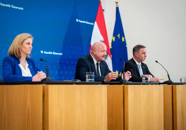 Im Bundeskanzleramt werden Preiseingriffe überlegt, sollten Energiepreise wegen der Irankrise ansteigen: Bundeskanzler Christian Stocker, Vizekanzler Andreas Gabler und Außenministerin Beate Meinl-Reisinger. Foto: Florian Schrötter
