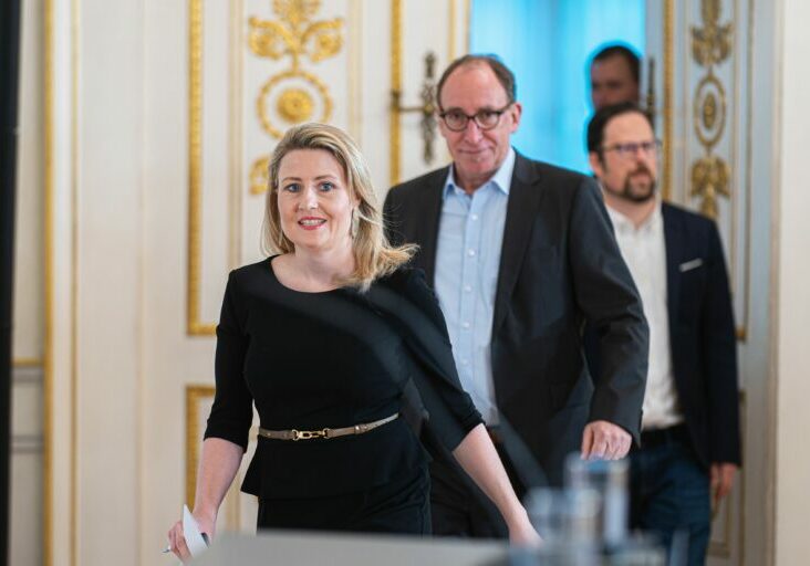 Ein Paket an neuen Leistungen für Familien, insbesondere für alleinerziehende Mütter und Väter, präsentierten Familienministerin Susanne Raab und Sozialminister Johannes Rauch. Der Beschluss erfolgte im Ministerrat. Foto: Bka/Florian Schrötter