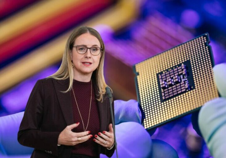 Digitalisierungsministerin Margarete Schramböck setzt sich für den europäischen Chipmarkt ein. Foto: BKA / Florian Schrötter / iStock Mykola Pokhodzhay