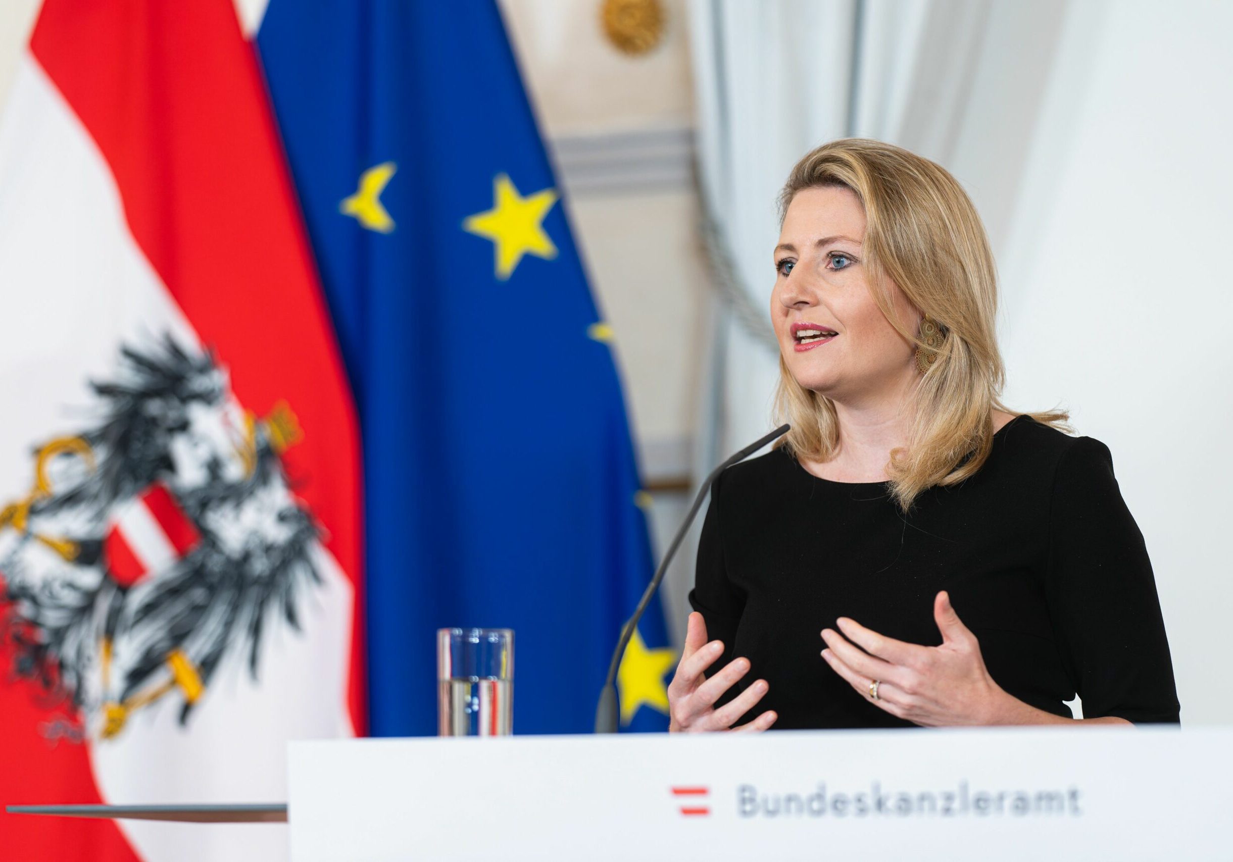 Für öffentlich-rechtlichen Rundfunk, aber schlanken, sparsamen und transparenten ORF: Medienministerin Susanne Raab (im Bild 2023 im Bka). Foto: Schrötter