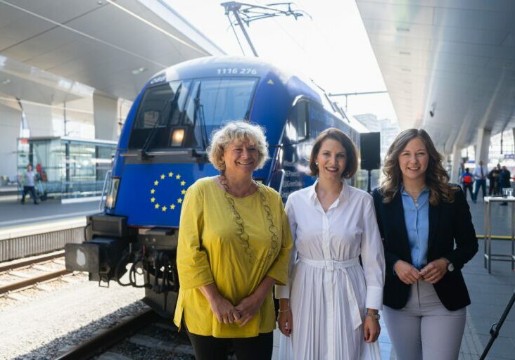 Am 4. Juli 2023 gaben Europaministerin Karoline Edtstadler (m.), Staatssekretärin Claudia Plakolm (r.) und ÖBB Rail Tours-Geschäftsführerin Eva Buzzi (l.) ein gemeinsames Pressestatement zur Initiative "Schulklassen nach Brüssel". Foto: Schrötter