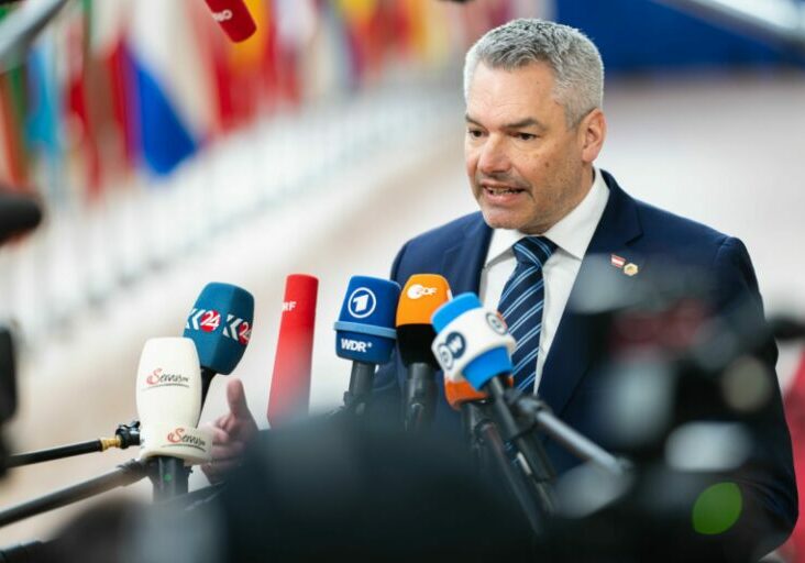 Kanzler Karl Nehmer sieht das Gipfelergebnis nach langen Verhandlungen als "Erfolg". Die Tage zuvor erhöhte der Kanzler den Druck auf die EU, endliche Ergebnisse zum Ausbau des Grenzschutzes zu liefern. Foto: BKA / Florian Schröter