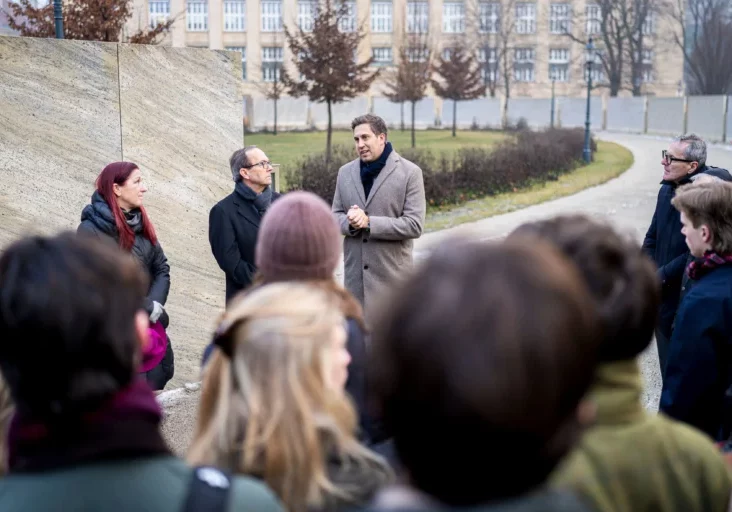 Staatssekretär Alexander Pröll besuchte anlässlich des Holocaust-Gedenktages mit einer Schulklasse die Shoah-Namensmauer. Foto: BKA/Florian Schrötter