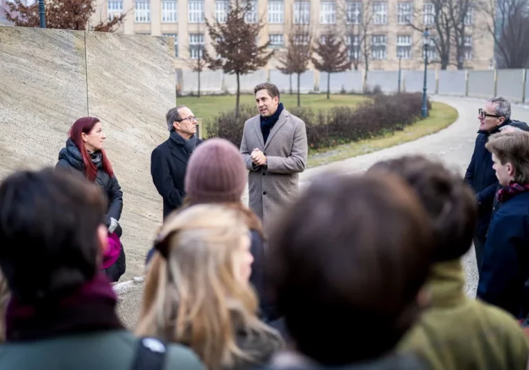 Staatssekretär Alexander Pröll besuchte anlässlich des Holocaust-Gedenktages mit einer Schulklasse die Shoah-Namensmauer. Foto: BKA/Florian Schrötter