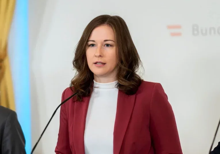 "Klein starten und groß rauskommen.” Am Dienstag präsentierte Familienministerin Claudia Bauer die Details zum Zukunftsdepot. Foto: BKA/Florian Schrötter