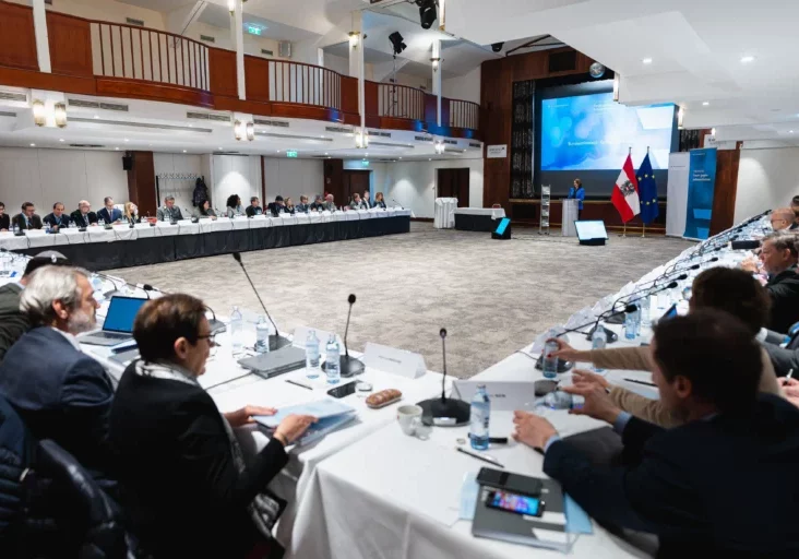 Breites zum 3. Mal fand das Nationale Forum gegen Antisemitismus statt. Verfassungsministerin Karoline Edtstadler legte einen Evaluierungsbericht zu den Maßnahmen im Kampf gegen Antisemitismus vor. Foto: BKA/Florian Schrötter