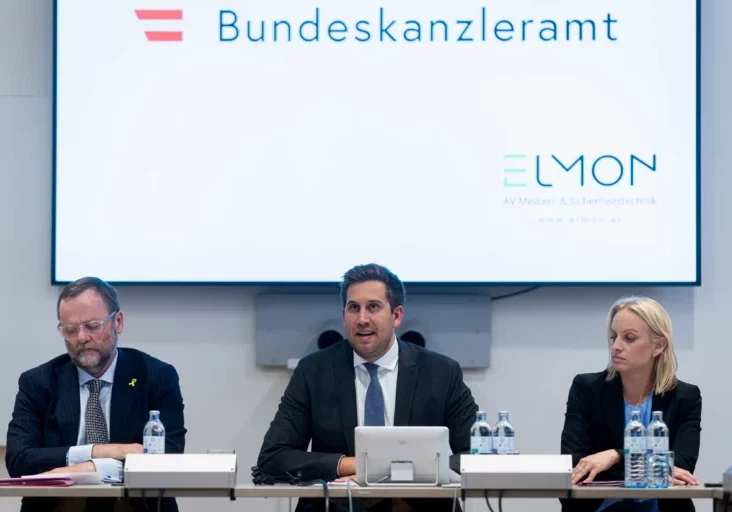 Die drei Staatssekretäre Pröll (mitte), Schmid (rechts) und Schellhorn (links) präsentiert die ersten Eckpunkte des Budgets. Foto: BKA/Florian Schrötter