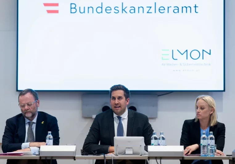 Die drei Staatssekretäre Pröll (mitte), Schmid (rechts) und Schellhorn (links) präsentiert die ersten Eckpunkte des Budgets. Foto: BKA/Florian Schrötter