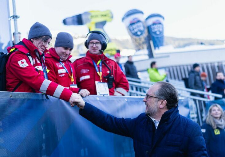 Am 4. Februar 2025 besuchte Bundeskanzler Alexander Schallenberg (r.) die Ski-Weltmeisterschaft in Saalbach.