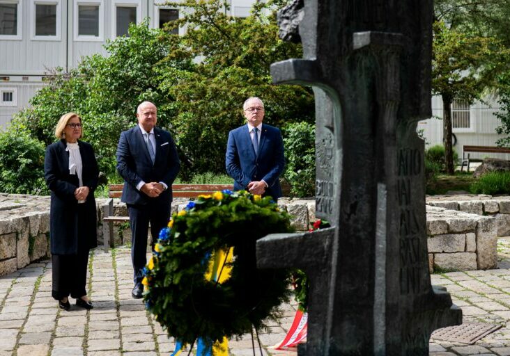 Am 9. Mai 2025 nahm Bundeskanzler Christian Stocker (m.) gemeinsam mit Landeshauptfrau Johanna Mikl-Leitner (m.l.) und Landeshauptfrau-Stellvertreter Stephan Pernkopf (r.) an der Kranzniederlegung anlässlich des 60. Todestags von Leopold Figl teil.