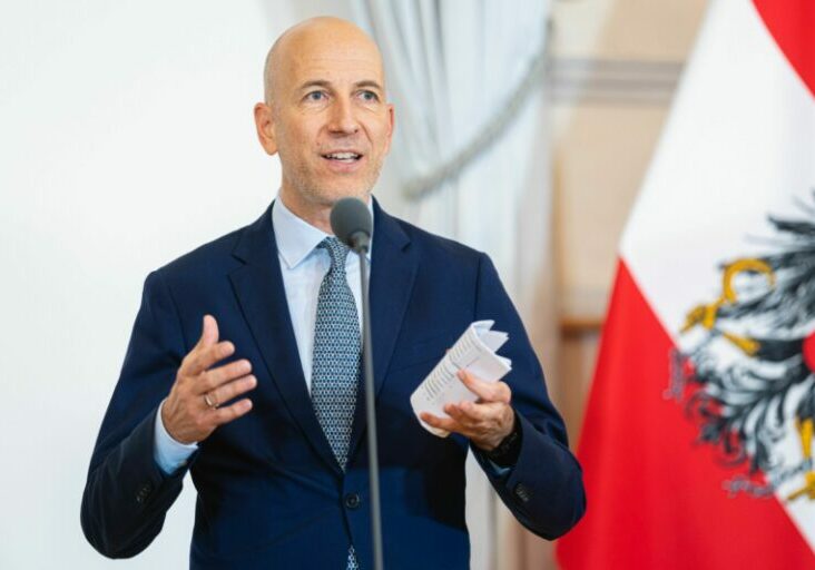 Kann sich über weiter sinkende Arbeitslosenzahlen im März freuen. Arbeitsminister Martin Kocher: Foto: BKA / Florian Schrötter
