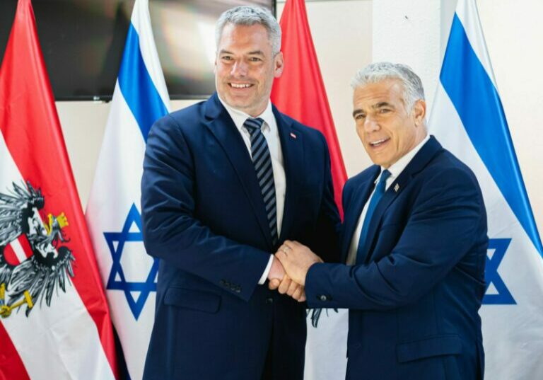 „Noch nie waren die Beziehungen zwischen Österreich und Israel so stark wie jetzt. Wir sind Freunde!“, so Israels Premierminister Lapid zu Kanzler Nehammer. Foto: BKA / Florian Schrötter