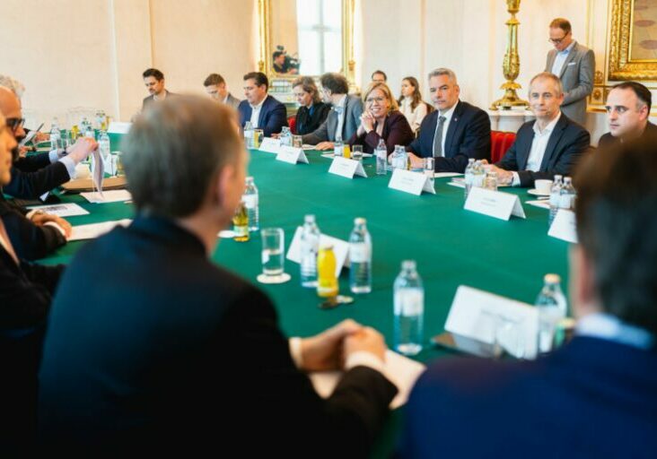 Bundeskanzler Karl Nehammer lud mit Klimaschutzministerin Eleonore Gewessler eine Reihe Expertinnen und Experten zu einem Gipfel in Bundeskanzleramt ein. Thema: Grüner Wasserstoff als weitere Energie-Alternative. Foto: Florian Schrötter