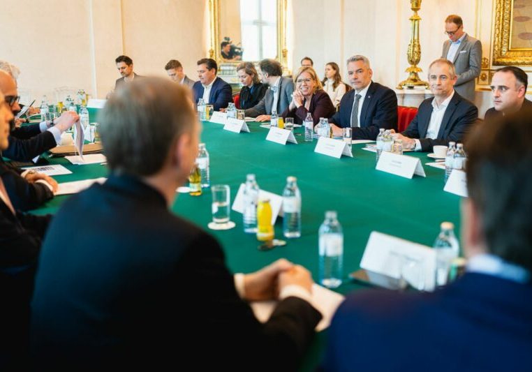 Bundeskanzler Karl Nehammer lud mit Klimaschutzministerin Eleonore Gewessler eine Reihe Expertinnen und Experten zu einem Gipfel in Bundeskanzleramt ein. Thema: Grüner Wasserstoff als weitere Energie-Alternative. Foto: Florian Schrötter