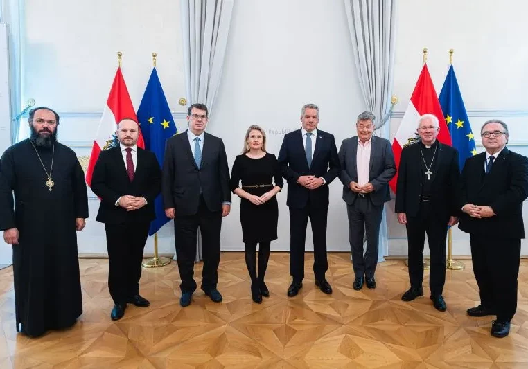 Religionen sollen verbinden, nicht trennen (v.l.n.r.): Metropolit Arsenios Kardamakis, IGGÖ-Präsident Ümit Vuval, IKG-Präsident Oskar Deutsch, Integrationsministerin Susanne Raab, Bundeskanzler Karl Nehammer, Vizekanzler Werner Kogler, Erzbischof Franz Lackner und Bischof Michael Chalupka im Bundeskanzleramt. Foto: Florian Schrötter