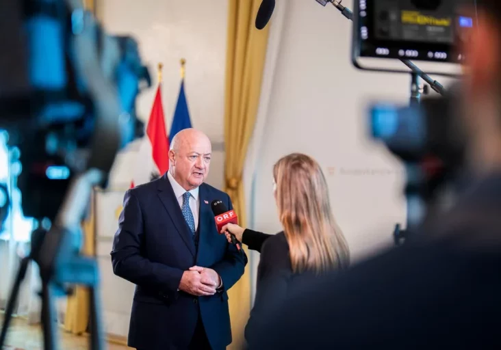 Der Sommertour und den Interviews folgt nun eine Video-Botschaft von Bundeskanzler Christian Stocker: Unbequeme Wahrheiten ansprechen und Entscheidungen treffen, etwa in der Integration, im Gesundheitswesen und in der Wirtschaftspolitik. Foto: BKA/Florian Schrötter